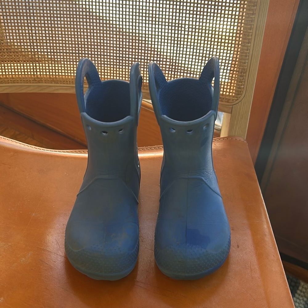 Uses Croc rain boots. Toddler Size 8. Blue